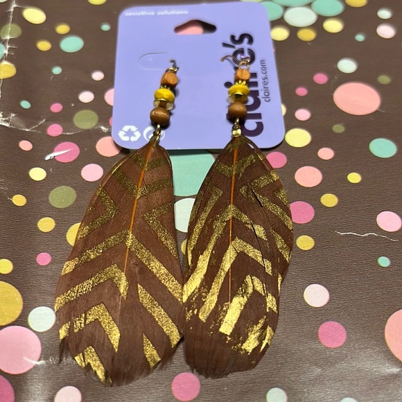 New Claire’s Gold Embellished Beaded Feather Earrings - Picture 1 of 4